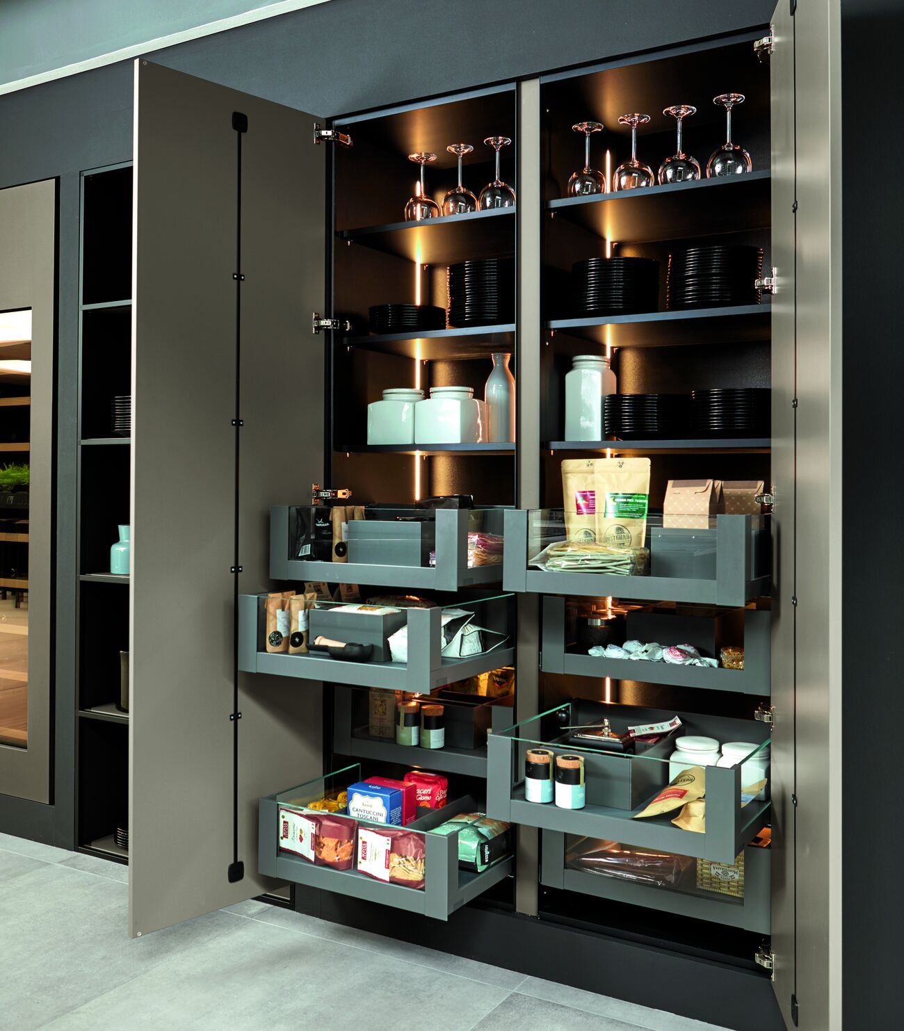Intérieur d'une armoire garde-manger : tiroirs coulissants, éclairage intégré et rangement organisé